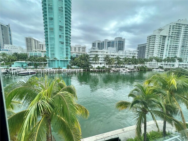 Foto del edificio - 6101 Aqua Ave