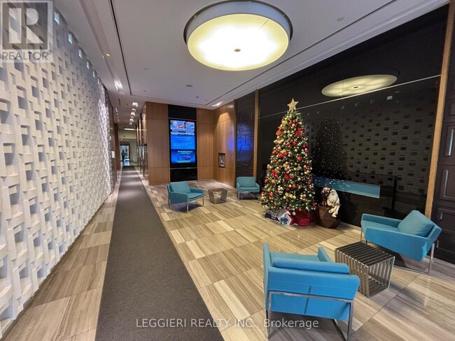 Photo du bâtiment - 36 Park Lawn Rd