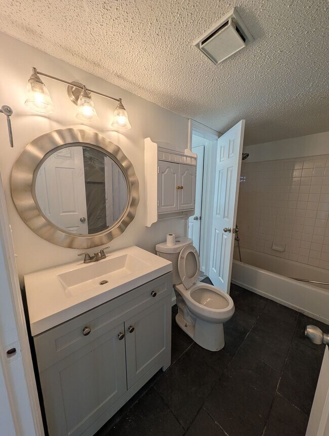 Foto del edificio - Renovated 3BR with Large Fenced Yard and Lots of Light