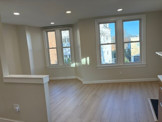 Muchas ventanas y espacios dedicados a la sala de estar y al comedor. - 1514 31st St NW
