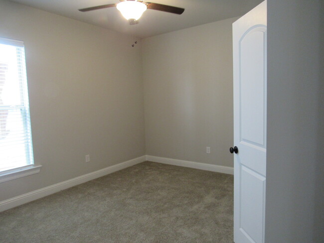 Building Photo - 808 Ridgefield Dr
