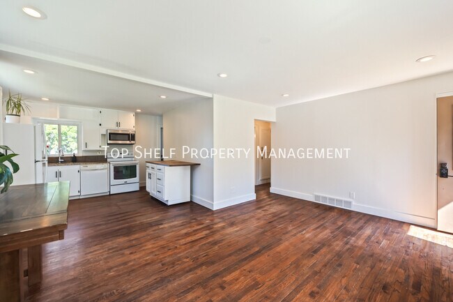 Building Photo - 1122 69th St