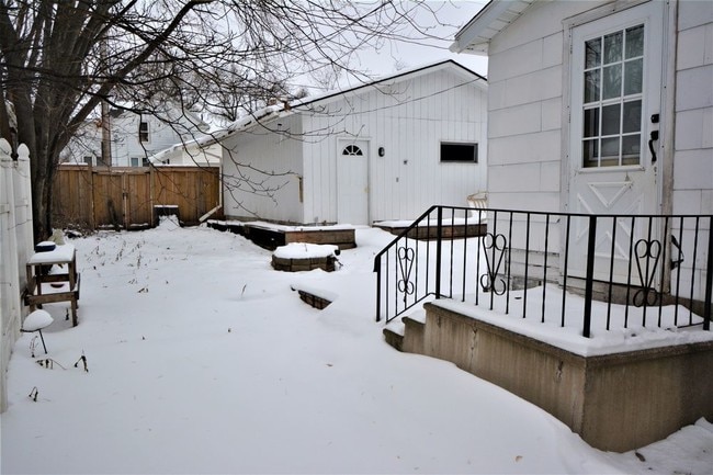 Building Photo - Great 3 Bedroom Home With Private Backyard