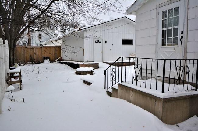 Foto del edificio - Great 3 Bedroom Home With Private Backyard