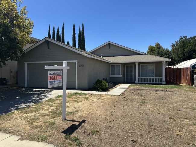 Building Photo - Modesto Cute 4 Bedroom 2 Bath Single Story...