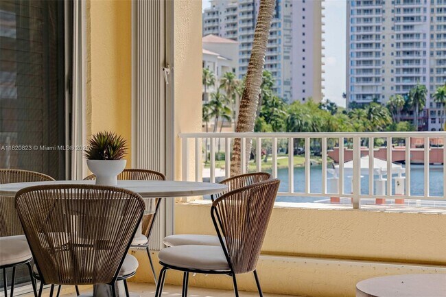 Foto del edificio - 725 Crandon Blvd