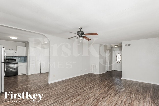 Building Photo - 2202 Lockwood Dr