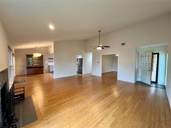 Building Photo - 10913 Crown Colony Dr