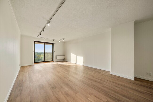 Foto del edificio - 7855 Kennedy Blvd E