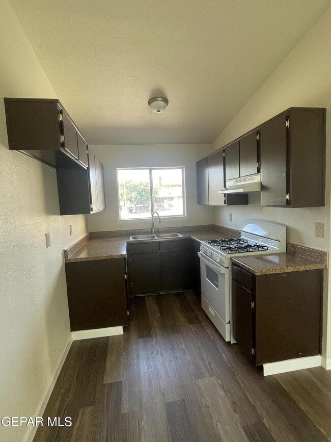 Building Photo - 866 Barandal Dr