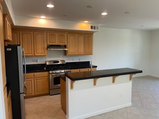 Foto del edificio - Bright Corner 3BD/3BA Townhome Near BART & Great Mall!