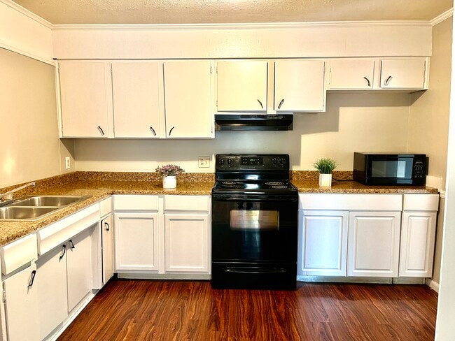 Building Photo - 2084 Saint Teresa Dr