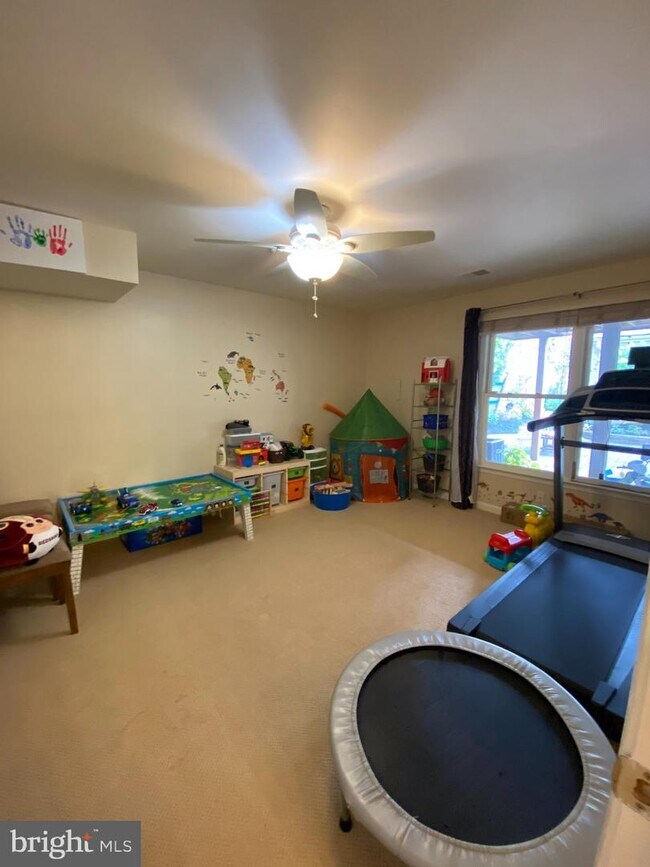 Building Photo - 725 Chestertown St