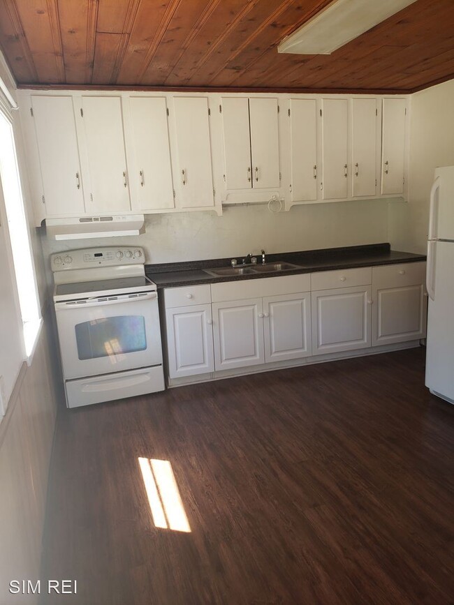 Building Photo - 3 br, 1 bath House - 1603 Center St