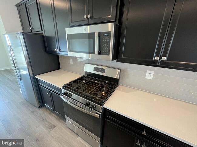 Building Photo - 8121 Primrose Ln
