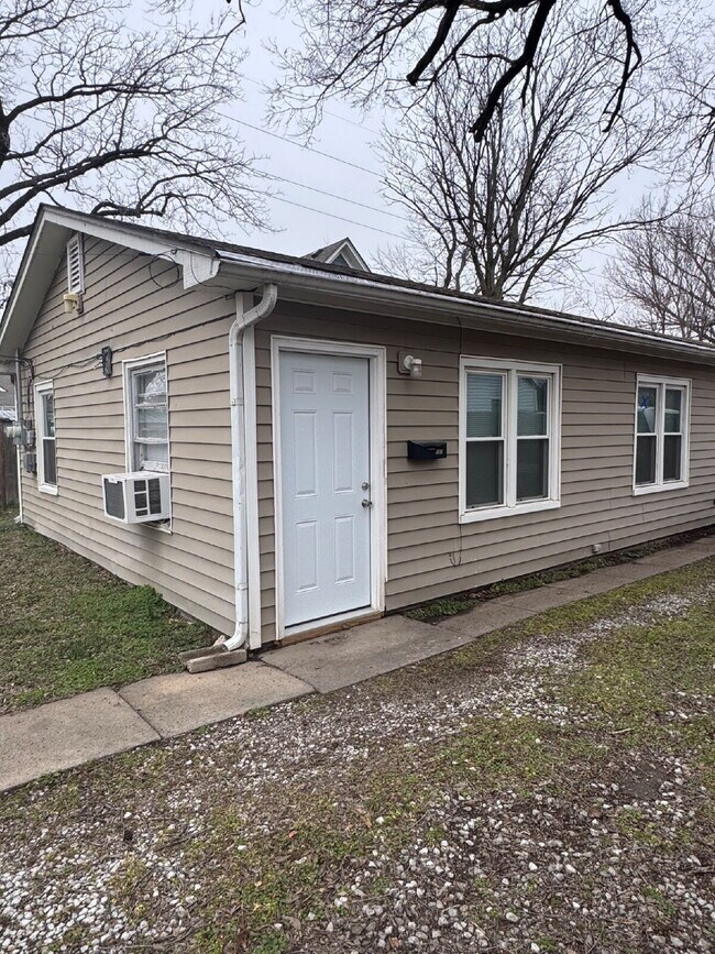Foto del edificio - "Charming 1-Bed, -Bath Duplex Gem in Wichita – Spacious 625 Sq Ft Living!"