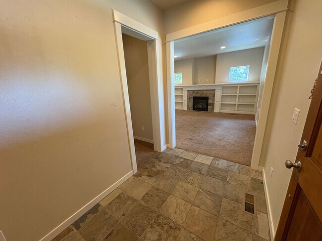 Foto del edificio - SPACIOUS, MUST-SEE HOME ON CORNER LOT IN T...