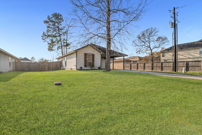 Building Photo - Charming single story 3-bedroom, 2-bath home nestled in a quiet, well-established neighborhood in...