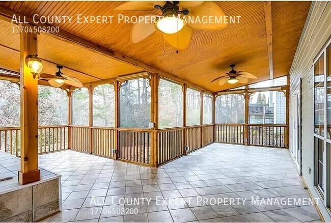 Foto del edificio - Wonderful Lakefront POOL HOME in sought af...