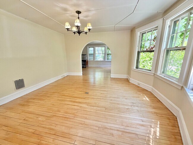 Foto del edificio - 3 Bedroom Apartment in Burlington VT Available NOW! OFF STREET PARKING, LAUNDRY, HEAT INCLUDED!