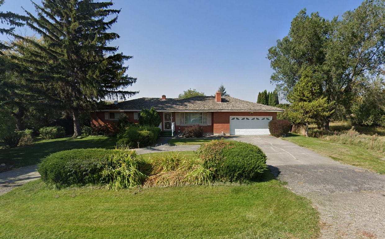 Primary Photo - Charming 3-Bed, 1.5-Bath Home on the Outsk...