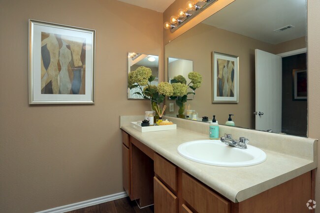 2HAB - 881 ft² - Baño - Sereno Park Apartments