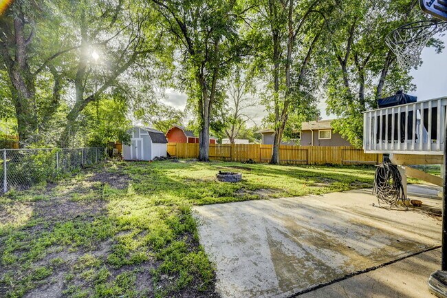 Foto del edificio - Charming 4-Bed Home with Bonus Room, Firep...