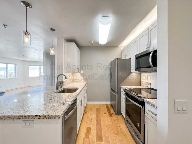 Foto del edificio - 6400 Christie Ave