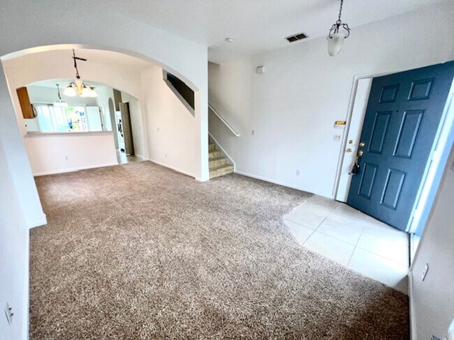 Building Photo - MOVE IN NOW!! Remodeled Kitchen!! Wonderfu...