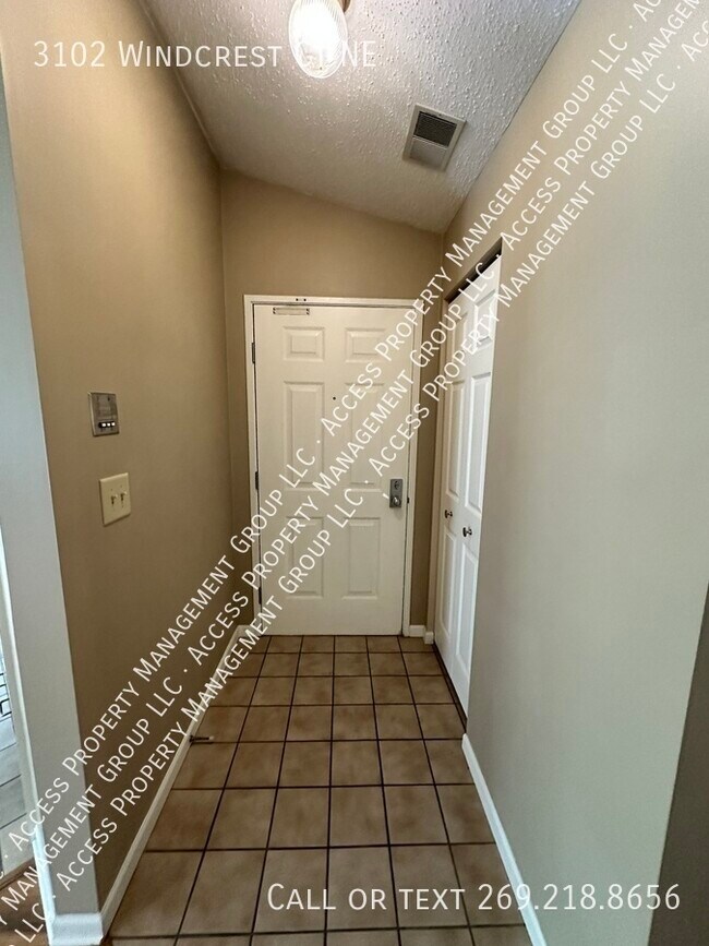 Foto del edificio - Windcrest Manor Two Bedroom Condo