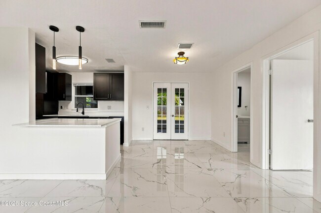 Building Photo - 240 Meadowbrook Ave