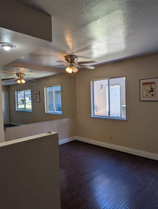Foto del edificio - 3037 Knollwood Ave