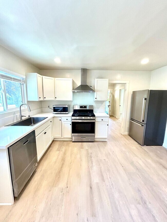 Foto del edificio - Now Leasing for the 2026-2027 School Year:...