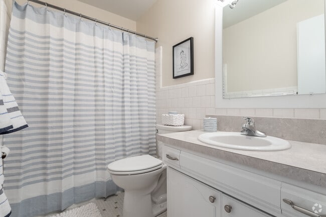 2BR, 1.5 BA 1,024sqft - Meadowbrook Apartments