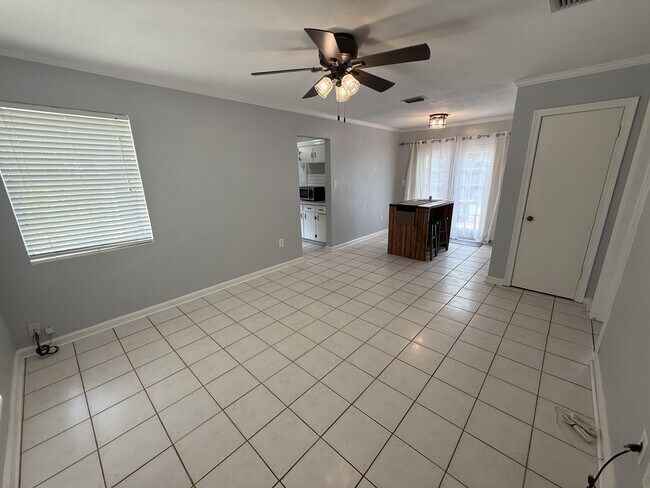 Building Photo - 313 NW 34th Dr