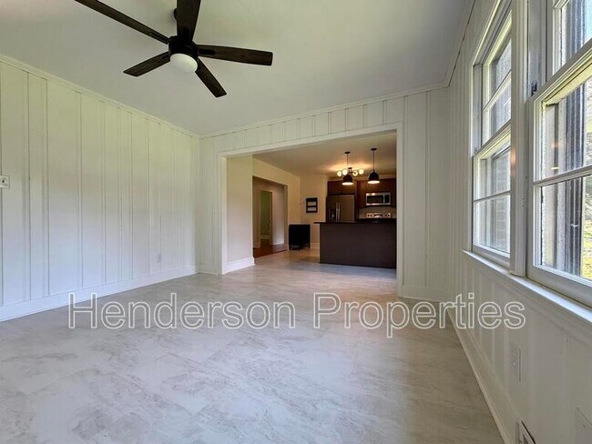 Foto del edificio - 6432 Woodland Cres