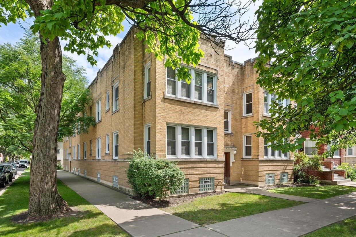 Primary Photo - 3725 W Cornelia Ave