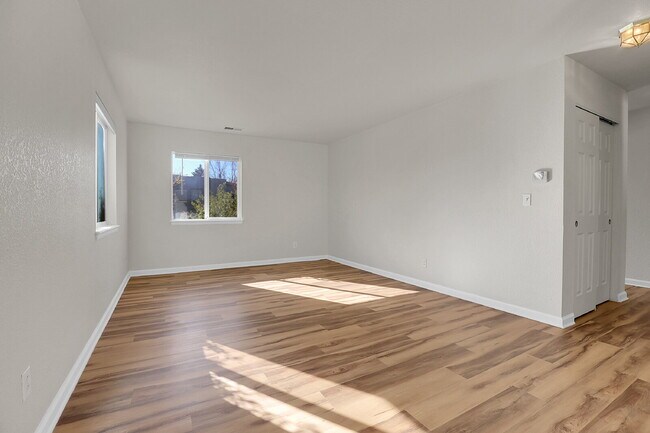 Building Photo - $2,350.00, 3 Bed, 2 bathroom located in De...