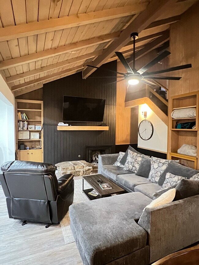 Sala de estar - 214 E Cleburn St