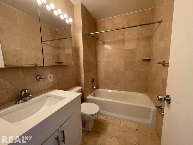 Building Photo - 247 W 87th St