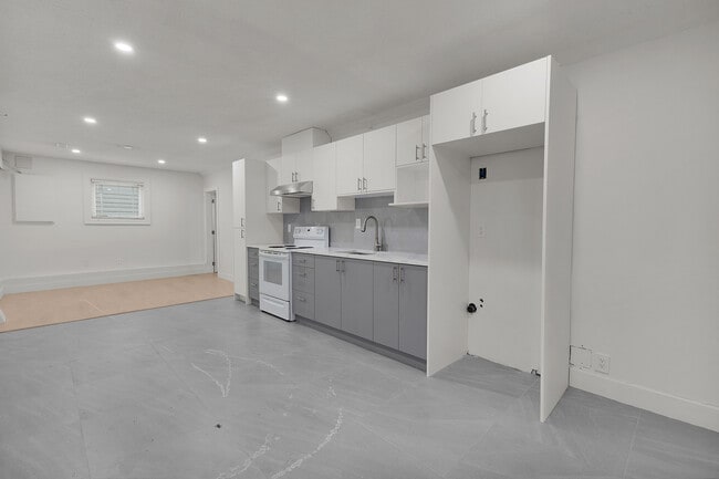 Building Photo - 128 Seventh Av