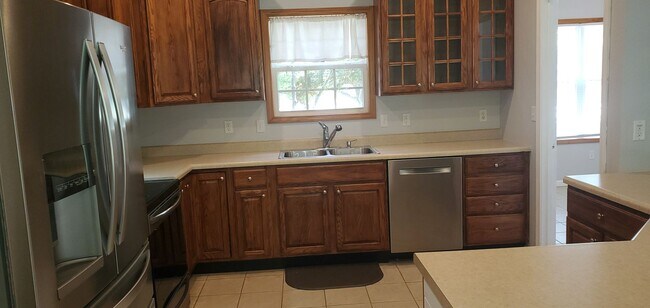 Building Photo - 3 bd, 2 ba home in NE Columbia, 3 car gara...