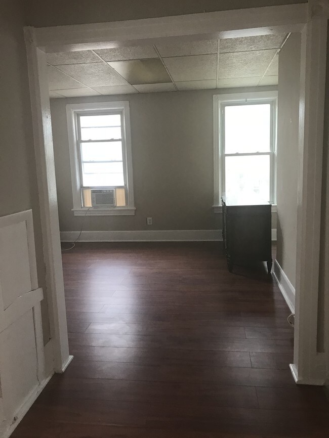 Building Photo - 121 7th Ave