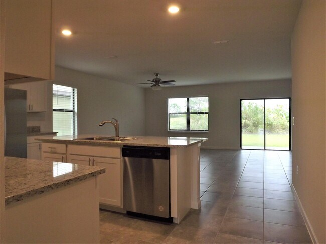 Building Photo - 740 Acadia Ct SE