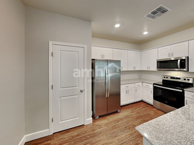 Foto del edificio - 638 W Hackamore Ave