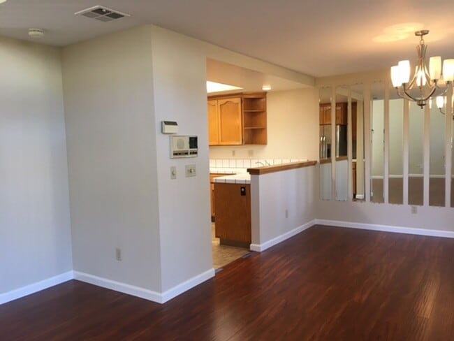 Building Photo - Great Location 3 Bedroom 2.5  Bath Townhouse