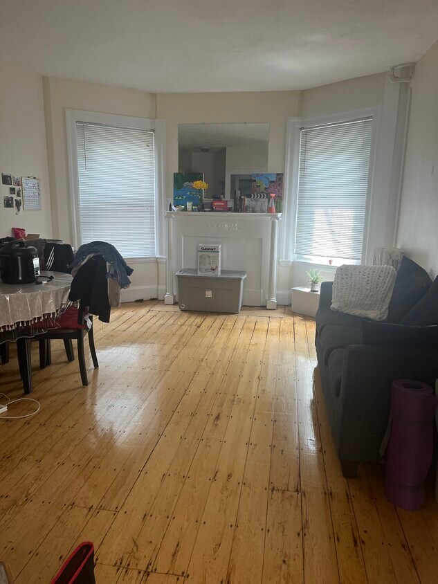 Foto del edificio - 1302 Beacon St