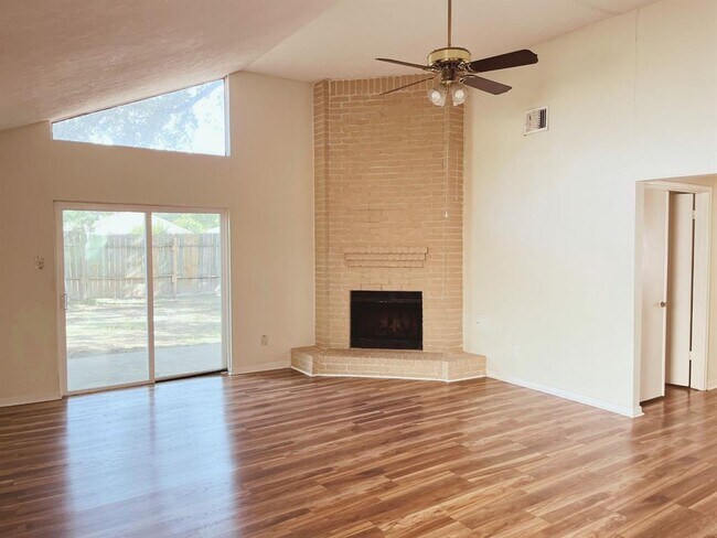 Foto del edificio - 10550 Walnut Glen Dr