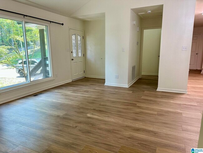 Foto del edificio - 2413 Pentland Dr