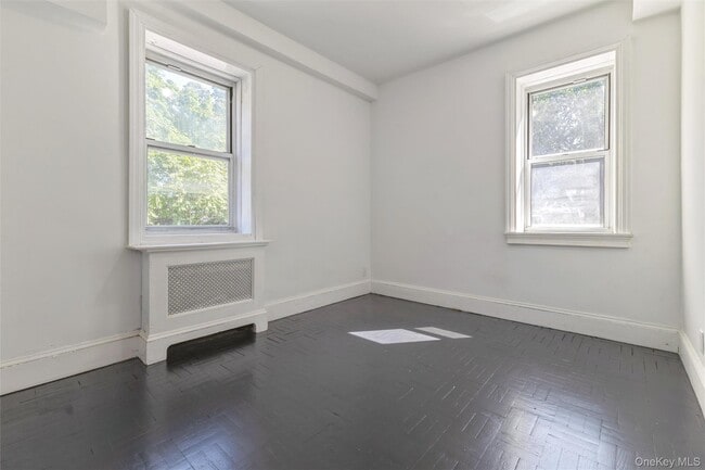 Building Photo - 2 Sadore Ln